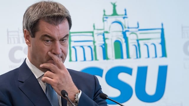 Bayerns Ministerpräsident Markus Söder zeigt sich während einer Pressekonferenz in München in nachdenklicher Pose.