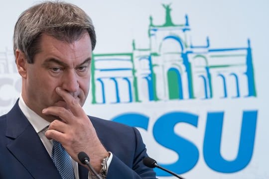 Bayerns Ministerpräsident Markus Söder zeigt sich während einer Pressekonferenz in München in nachdenklicher Pose.