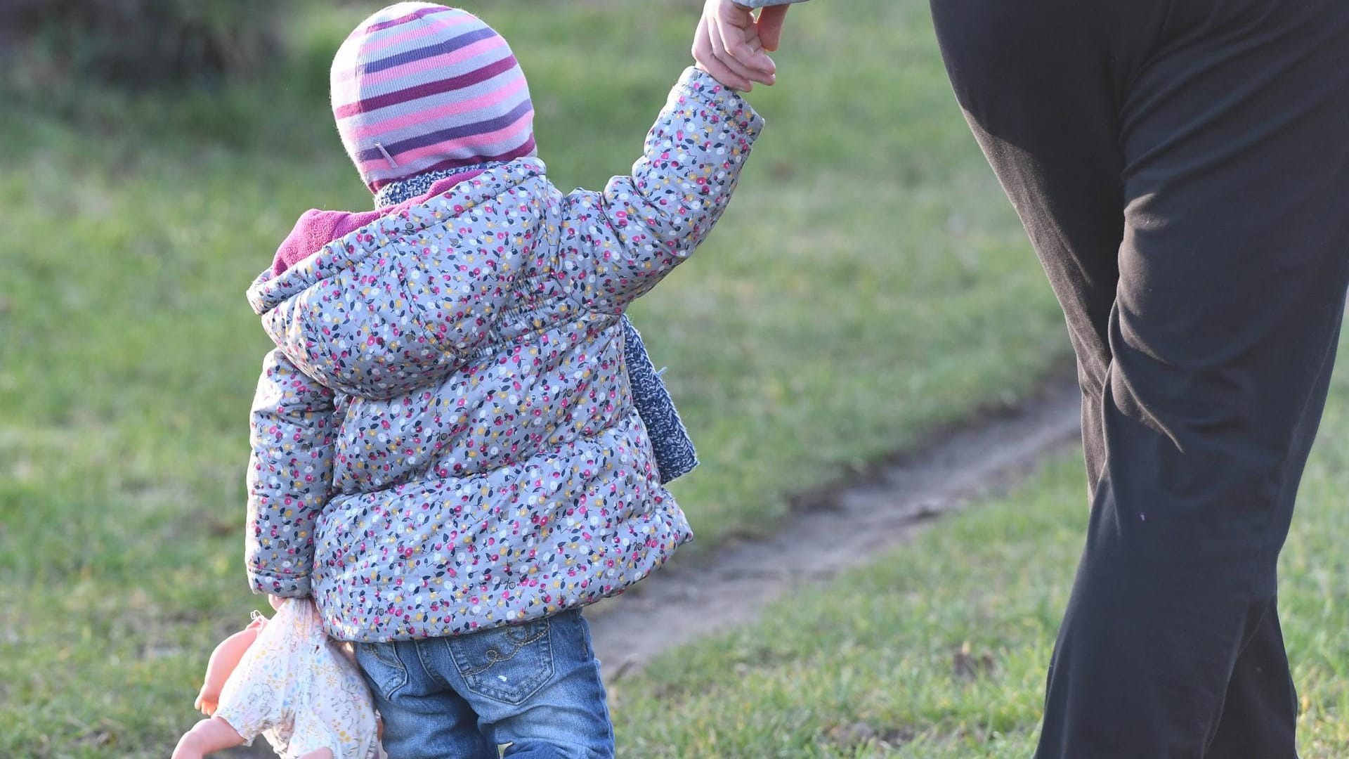 Ein Kind geht an der Hand der Mutter spazieren: Die Opposition forder, dass Deutschland weniger Geld an EU-Ausländer zahlen soll. Dabei profitieren auch Deutsche von höheren Kindergeld im Ausland. Ein Kind geht an der Hand der Mutter spazieren: Die Opposition forder, dass Deutschland weniger Geld an EU-Ausländer zahlen soll. Dabei profitieren auch Deutsche von höheren Kindergeld im Ausland.