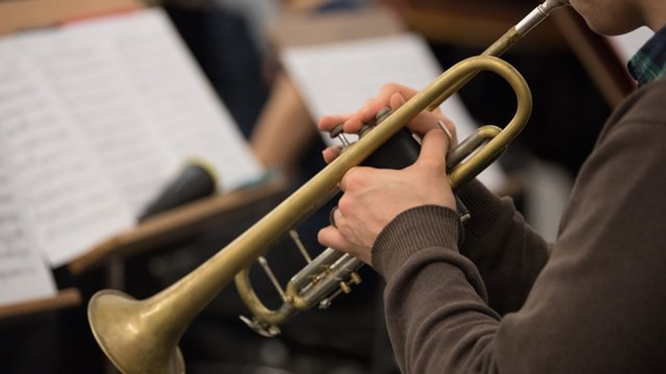Wann und wie lange darf ein Musiker im Reihenhaus Trompete üben und Unterricht geben? In einem jahrelangen Streit unter Nachbarn in Augsburg urteilt der Bundesgerichtshof heute.