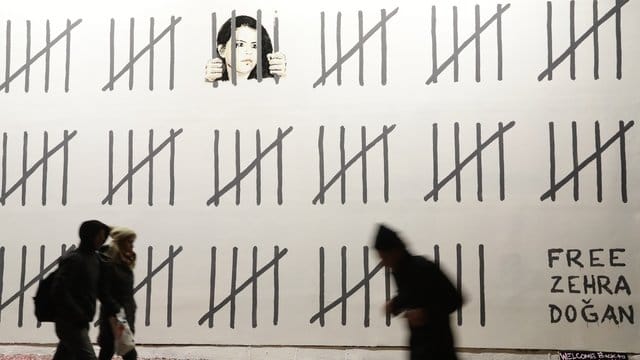 Banksy protestiert in New York gegen die Inhaftierung der türkischen Malerin und Journalistin Zehra Dogan. Banksy protestiert in New York gegen die Inhaftierung der türkischen Malerin und Journalistin Zehra Dogan.