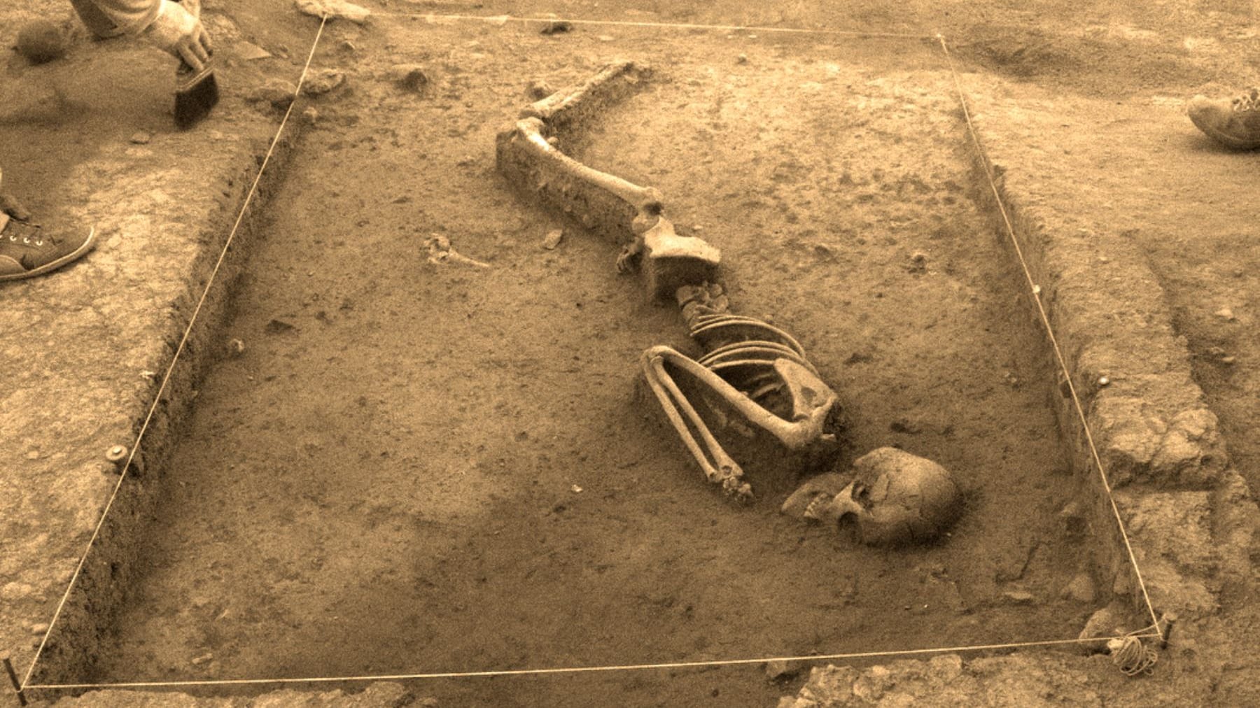 Archäologen untersuchen das 3000 Jahre alte Skelett: Eines der beiden gefundenen Skelette war zu Lebzeiten möglicherweise eine bedeutende Persönlichkeit.