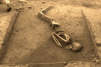 Archäologen untersuchen das 3000 Jahre alte Skelett: Eines der beiden gefundenen Skelette war zu Lebzeiten möglicherweise eine bedeutende Persönlichkeit.