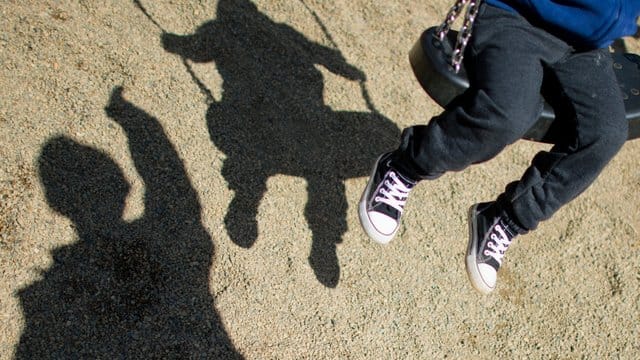 Derzeit bekommen rund 15 Millionen Kinder Kindergeld vom deutschen Staat, davon haben 2,9 Millionen Kinder eine ausländische Staatsangehörigkeit. Derzeit bekommen rund 15 Millionen Kinder Kindergeld vom deutschen Staat, davon haben 2,9 Millionen Kinder eine ausländische Staatsangehörigkeit.
