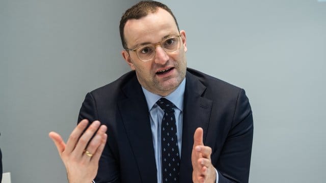 Gesundheitsminister Jens Spahn will die Sprechzeiten für Kassenpatienten von bisher 20 auf 25 Stunden pro Woche ausweiten, damit sie schneller an Termine kommen.