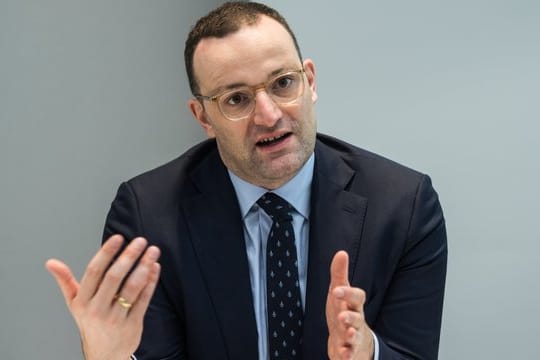 Gesundheitsminister Jens Spahn will die Sprechzeiten für Kassenpatienten von bisher 20 auf 25 Stunden pro Woche ausweiten, damit sie schneller an Termine kommen.