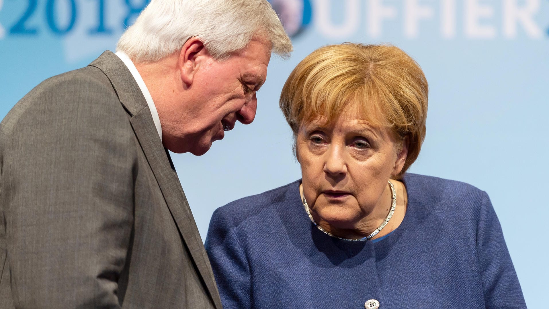 Angela Merkel und Volker Bouffier: Wenn er nicht Ministerpräsident bleibt, könnte in der CDU die Diskussion beginnen, ob Merkel im Dezember den Parteivorsitz aufgeben soll.