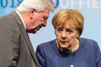 Angela Merkel und Volker Bouffier: Wenn er nicht Ministerpräsident bleibt, könnte in der CDU die Diskussion beginnen, ob Merkel im Dezember den Parteivorsitz aufgeben soll.