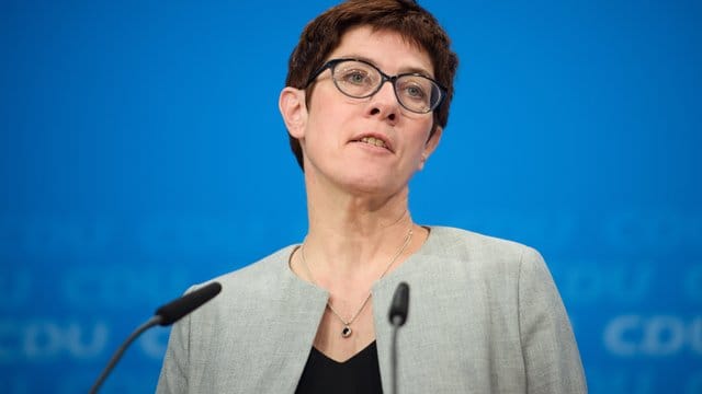 CDU-Generalsekretärin Annegret Kramp-Karrenbauer zieht Parallelen zwischen dem Streit über die Flüchtlingspolitik von Kanzlerin Merkel und dem Dauerkonflikt in der SPD um die Reform-"Agenda 2010". CDU-Generalsekretärin Annegret Kramp-Karrenbauer zieht Parallelen zwischen dem Streit über die Flüchtlingspolitik von Kanzlerin Merkel und dem Dauerkonflikt in der SPD um die Reform-"Agenda 2010".