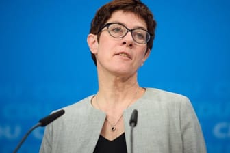 CDU-Generalsekretärin Annegret Kramp-Karrenbauer zieht Parallelen zwischen dem Streit über die Flüchtlingspolitik von Kanzlerin Merkel und dem Dauerkonflikt in der SPD um die Reform-"Agenda 2010".