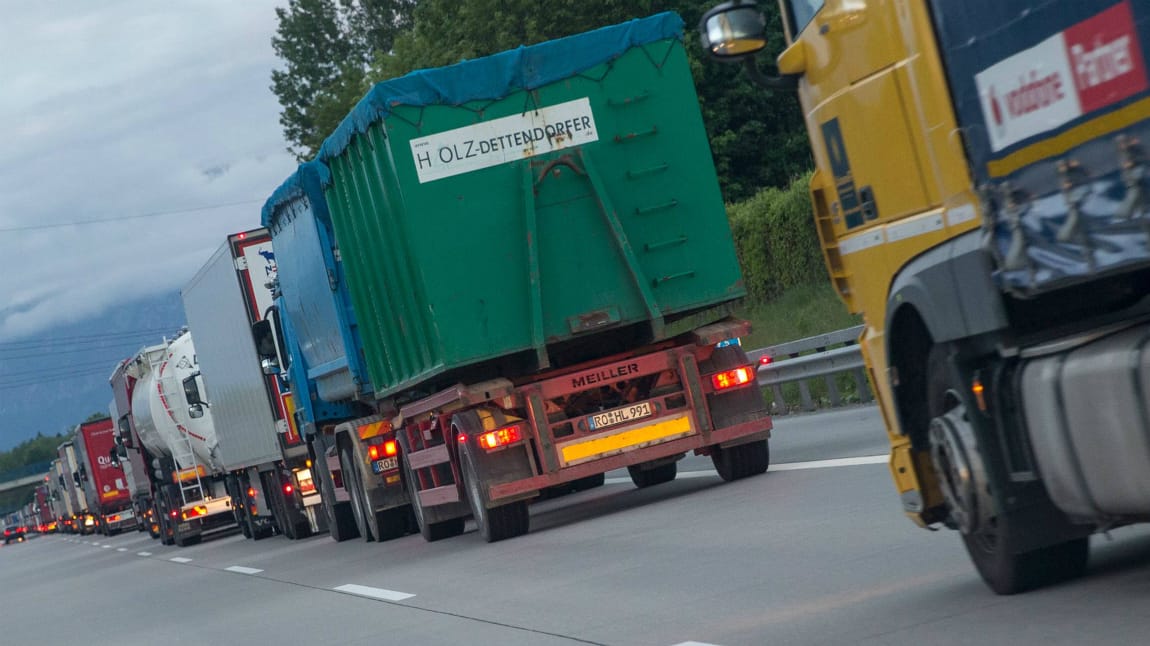 LKW dürfen zukünftig nicht mehr über die Fuhrparkbrücke fahren. Das Bauwerk weist massive Schäden auf.