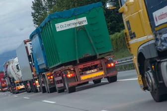 LKW dürfen zukünftig nicht mehr über die Fuhrparkbrücke fahren. Das Bauwerk weist massive Schäden auf.