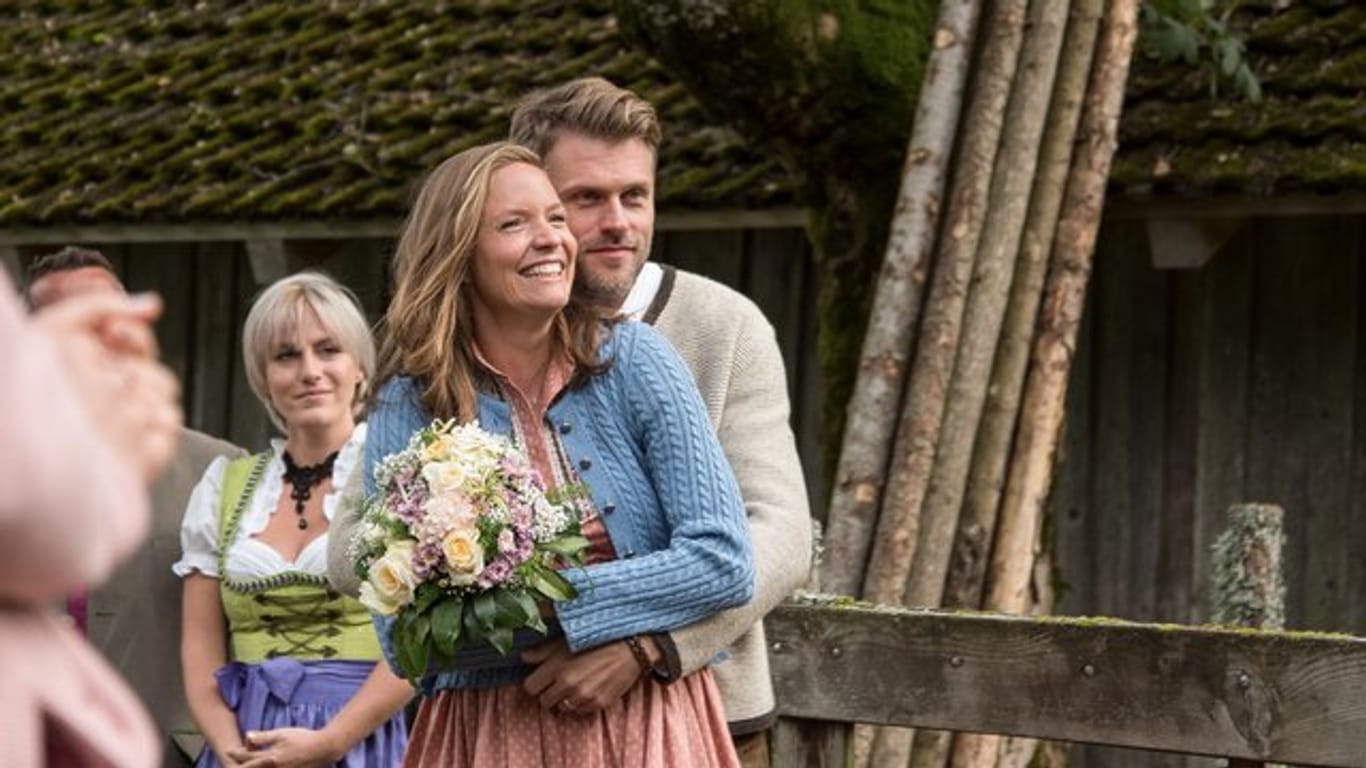 Lena (Patricia Aulitzky) und Quirin (Jens Atzorn) genießen die Hochzeit ihrer Freunde.
