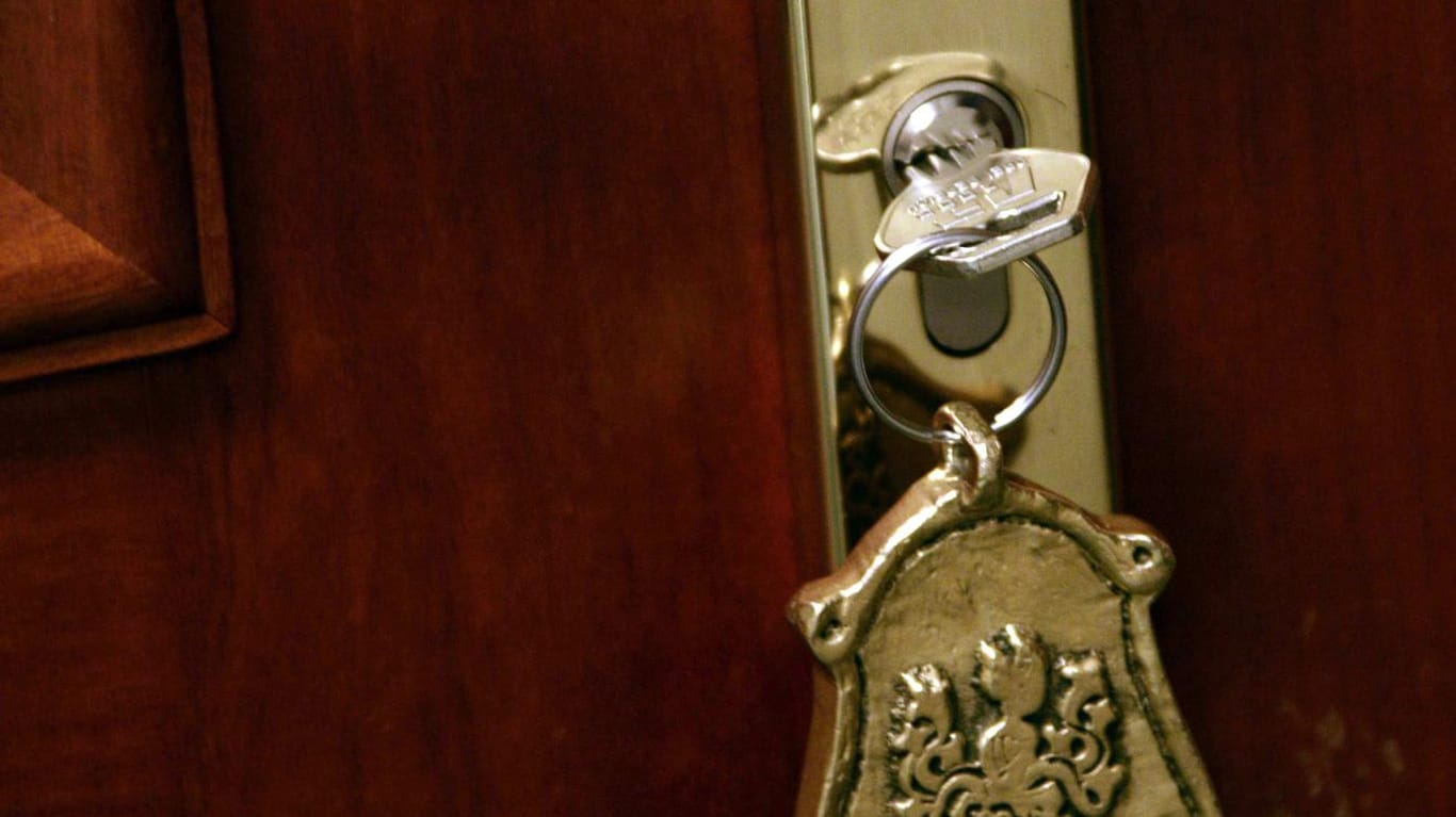 Hotelzimmertür mit Schlüssel (Symbolbild): Nachdem der Mann es sich mit gestohlenem Schlüssel im Zimmer gemütlich gemacht hat, hat er sich erst einmal den Inhalt der Minibar einverleibt.