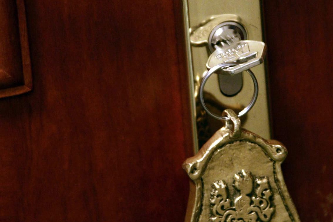 Hotelzimmertür mit Schlüssel (Symbolbild): Nachdem der Mann es sich mit gestohlenem Schlüssel im Zimmer gemütlich gemacht hat, hat er sich erst einmal den Inhalt der Minibar einverleibt.