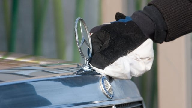 Putzen vor dem Schlafengehen nicht vergessen: Der richtige Start in die Winterpause beginnt für einen Oldtimer mit einer gründlichen Wäsche. Putzen vor dem Schlafengehen nicht vergessen: Der richtige Start in die Winterpause beginnt für einen Oldtimer mit einer gründlichen Wäsche.