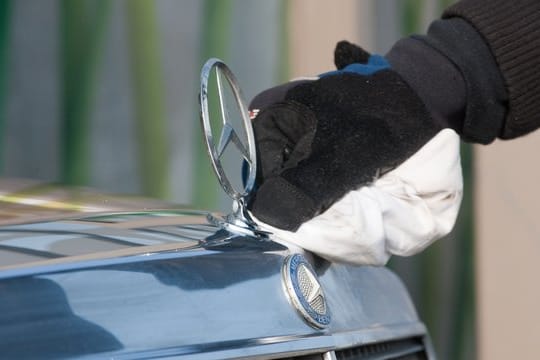 Putzen vor dem Schlafengehen nicht vergessen: Der richtige Start in die Winterpause beginnt für einen Oldtimer mit einer gründlichen Wäsche.