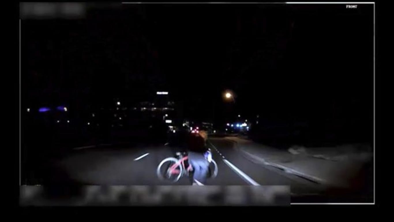 Wie soll ein autonom fahrendes Auto bei einem unausweichlichen Unfall reagieren? Dieses Video-Standbild zeigt den Augenblick, kurz bevor ein selbstfahrendes Auto von Uber eine Frau anfährt.