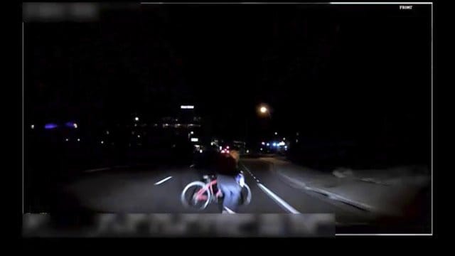 Wie soll ein autonom fahrendes Auto bei einem unausweichlichen Unfall reagieren? Dieses Video-Standbild zeigt den Augenblick, kurz bevor ein selbstfahrendes Auto von Uber eine Frau anfährt. Wie soll ein autonom fahrendes Auto bei einem unausweichlichen Unfall reagieren? Dieses Video-Standbild zeigt den Augenblick, kurz bevor ein selbstfahrendes Auto von Uber eine Frau anfährt.