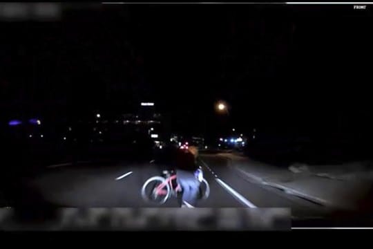 Wie soll ein autonom fahrendes Auto bei einem unausweichlichen Unfall reagieren? Dieses Video-Standbild zeigt den Augenblick, kurz bevor ein selbstfahrendes Auto von Uber eine Frau anfährt.