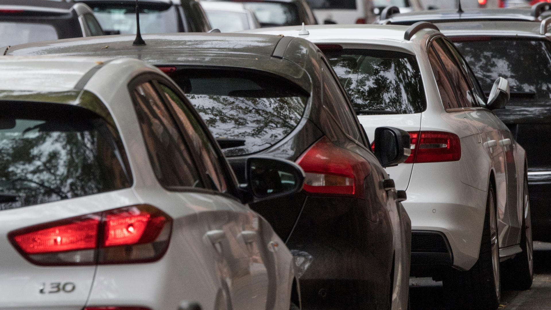 Stockender Verkehr: Zahlreiche Autos könnten sich am Wochenende wieder auf Deutschlands Straßen und Autobahnen stauen.