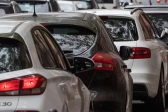 Stockender Verkehr: Zahlreiche Autos könnten sich am Wochenende wieder auf Deutschlands Straßen und Autobahnen stauen.