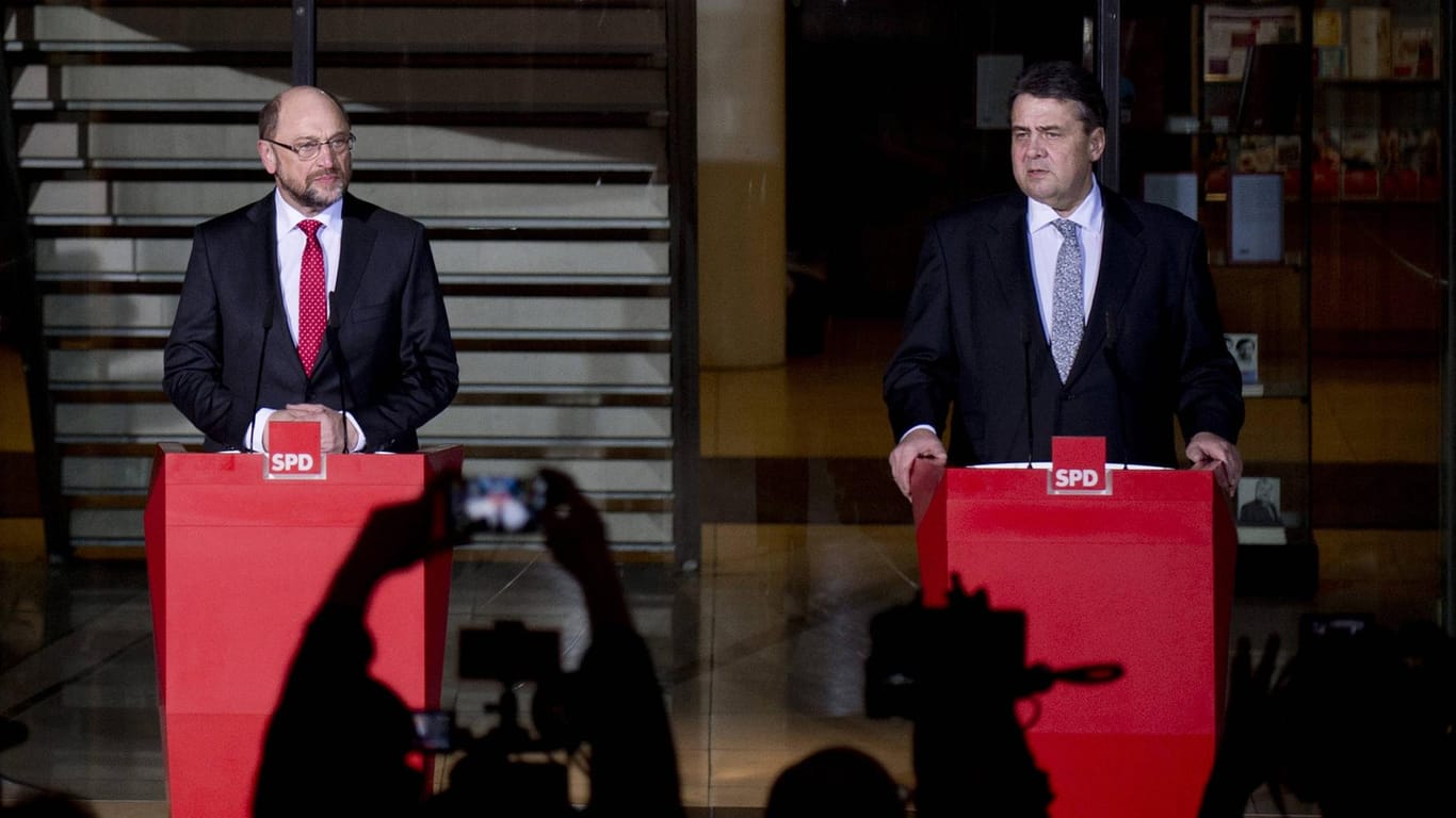 Martin Schulz und Sigmar Gabriel: Zusammen mit anderen Ex-Chefs der SPD wollen die Politiker vor der Politik von Donald Trump warnen.