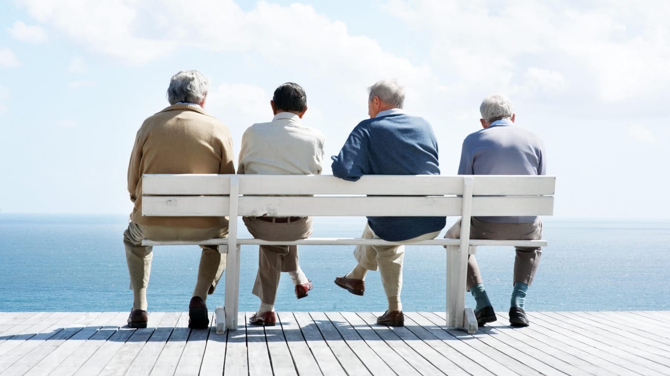 Rentner auf einer Bank: Das Renteneintrittsalter variiert in Ost- und Westdeutschland.