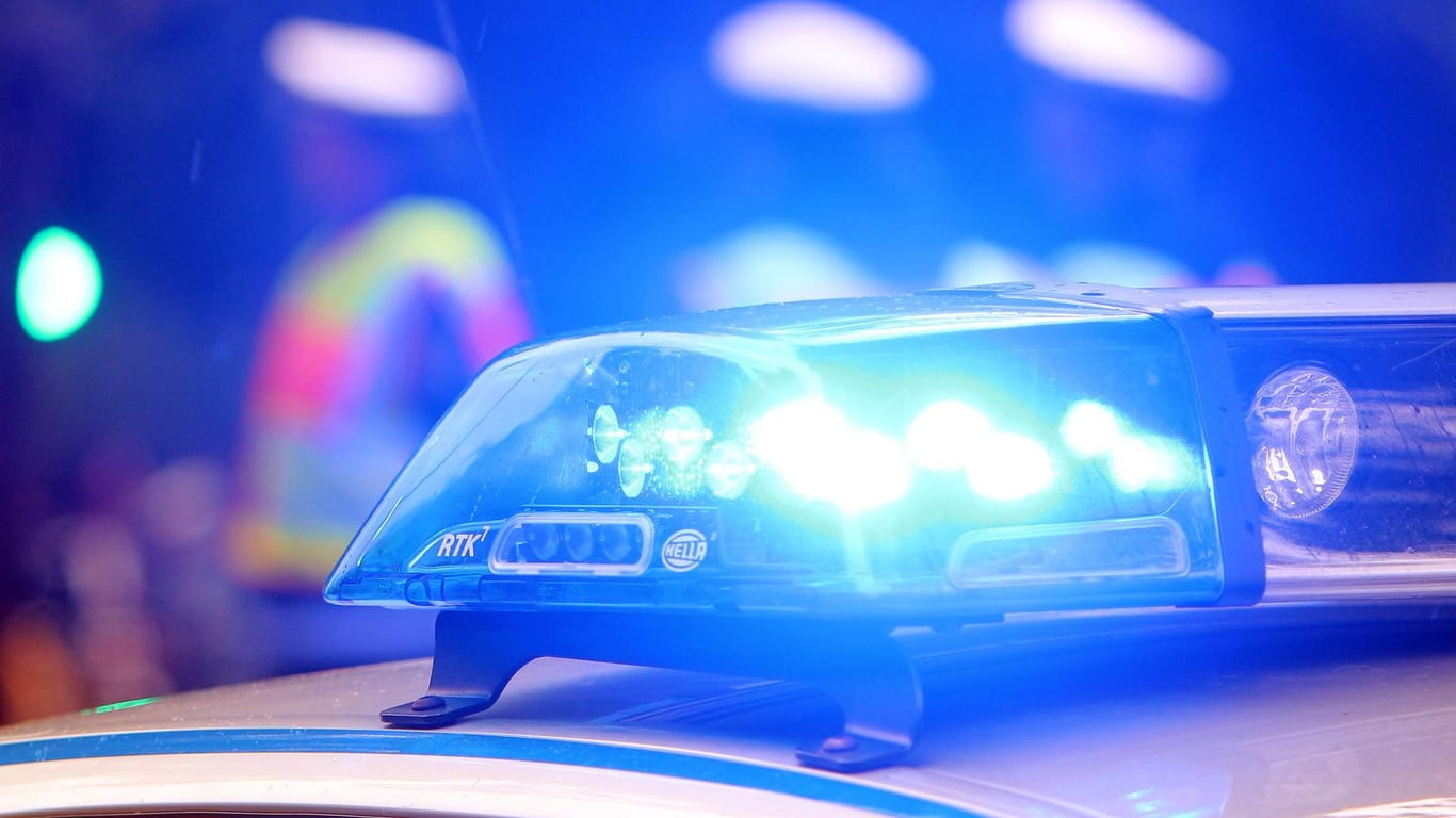 Blaulicht eines Polizeiwagens: Die Polizei hat Ermittlungen wegen des Verdachts eines verbotenen Kraftfahrzeugrennens aufgenommen.