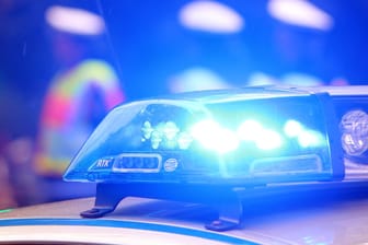 Blaulicht eines Polizeiwagens: Die Polizei hat Ermittlungen wegen des Verdachts eines verbotenen Kraftfahrzeugrennens aufgenommen.