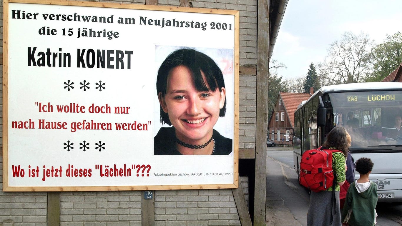 Ein großes Plakat erinnert an das Verschwinden von Katrin Konert: Am Bushaltehäuschen in Bergen/Dumme im Jahr 2001 wurde die damals 15-Jährige zuletzt gesehen.