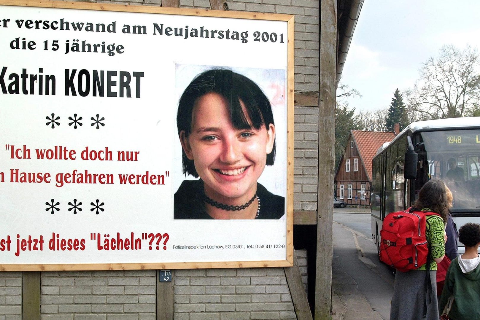 Ein großes Plakat erinnert an das Verschwinden von Katrin Konert: Am Bushaltehäuschen in Bergen/Dumme im Jahr 2001 wurde die damals 15-Jährige zuletzt gesehen.