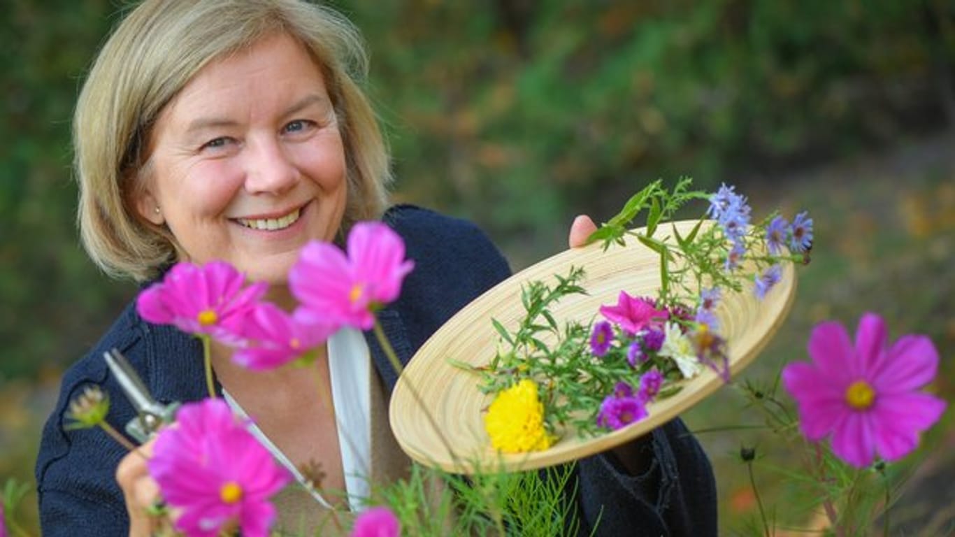Martina Göldner-Kabitzsch, Inhaberin der Manufaktur von Blythen, in ihrem Blütengarten.