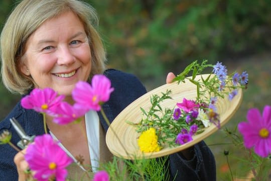 Martina Göldner-Kabitzsch, Inhaberin der Manufaktur von Blythen, in ihrem Blütengarten.