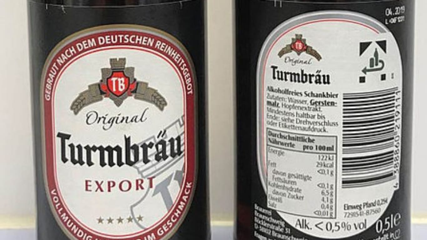 Das betroffene Bier hat vorne das normale Etikett des alkoholhaltigen Bieres, aber auf dem hinteren Etikett heißt es "alkoholfreies Schankbier".