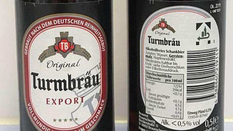 Das betroffene Bier hat vorne das normale Etikett des alkoholhaltigen Bieres, aber auf dem hinteren Etikett heißt es "alkoholfreies Schankbier".