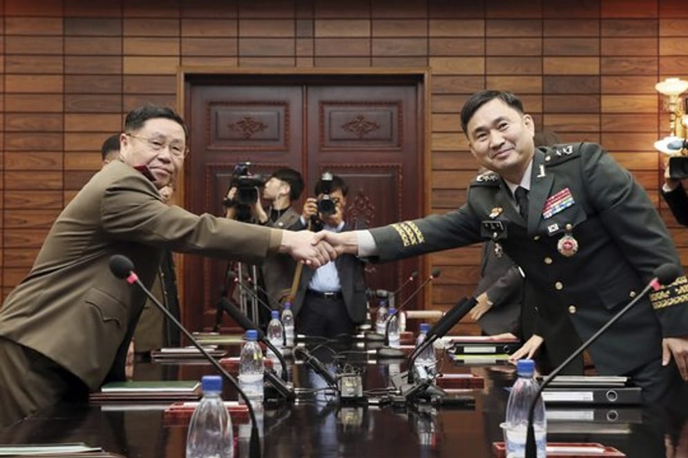 Der südkoreanische General Kim Do-gyun (r) gibt dem nordkoreanischen General An Ik San bei einem Treffen im Grenzdorf Panmunjom die Hand.