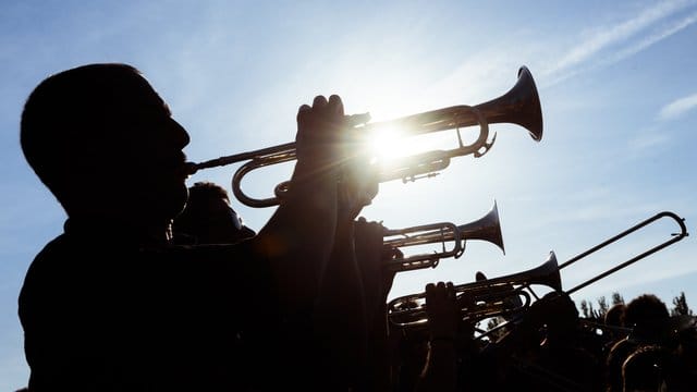 Wie viel Musik ist den Nachbarn zuzumuten? Dabei kommt es auch auf die Art des Instruments, die wahrnehmbare Lautstärke im Nachbarhaus und mögliche Erkrankungen der Nachbarn an.