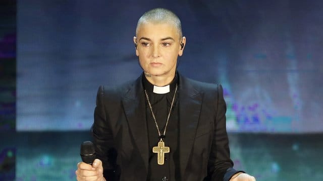 Sinead O'Connor mit christlichen Kreuz (2014) - jetzt ist sie dem Islam beigetreten. Sinead O'Connor mit christlichen Kreuz (2014) - jetzt ist sie dem Islam beigetreten.