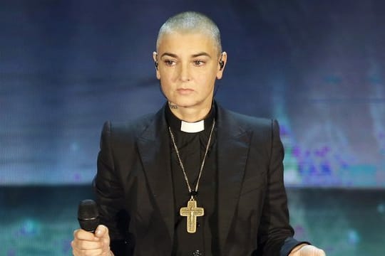 Sinead O'Connor mit christlichen Kreuz (2014) - jetzt ist sie dem Islam beigetreten.