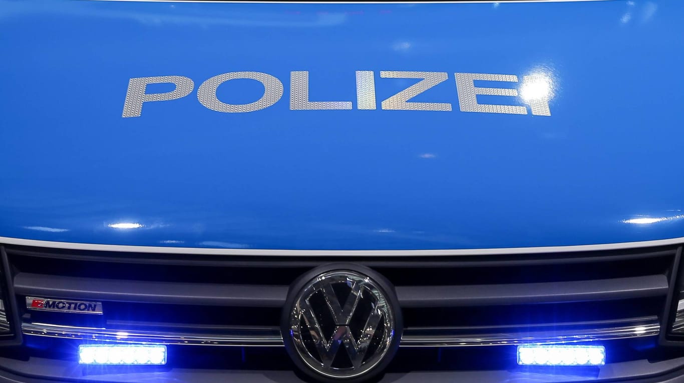 Motorhaube eines Polizeiwagens: Die Polizei Sachsen hat eine schnelle Aufklärung des Sachverhalts angekündigt.