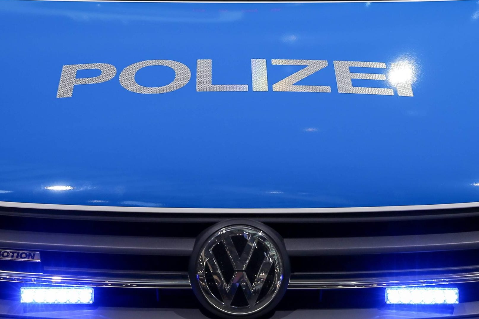 Motorhaube eines Polizeiwagens: Die Polizei Sachsen hat eine schnelle Aufklärung des Sachverhalts angekündigt.