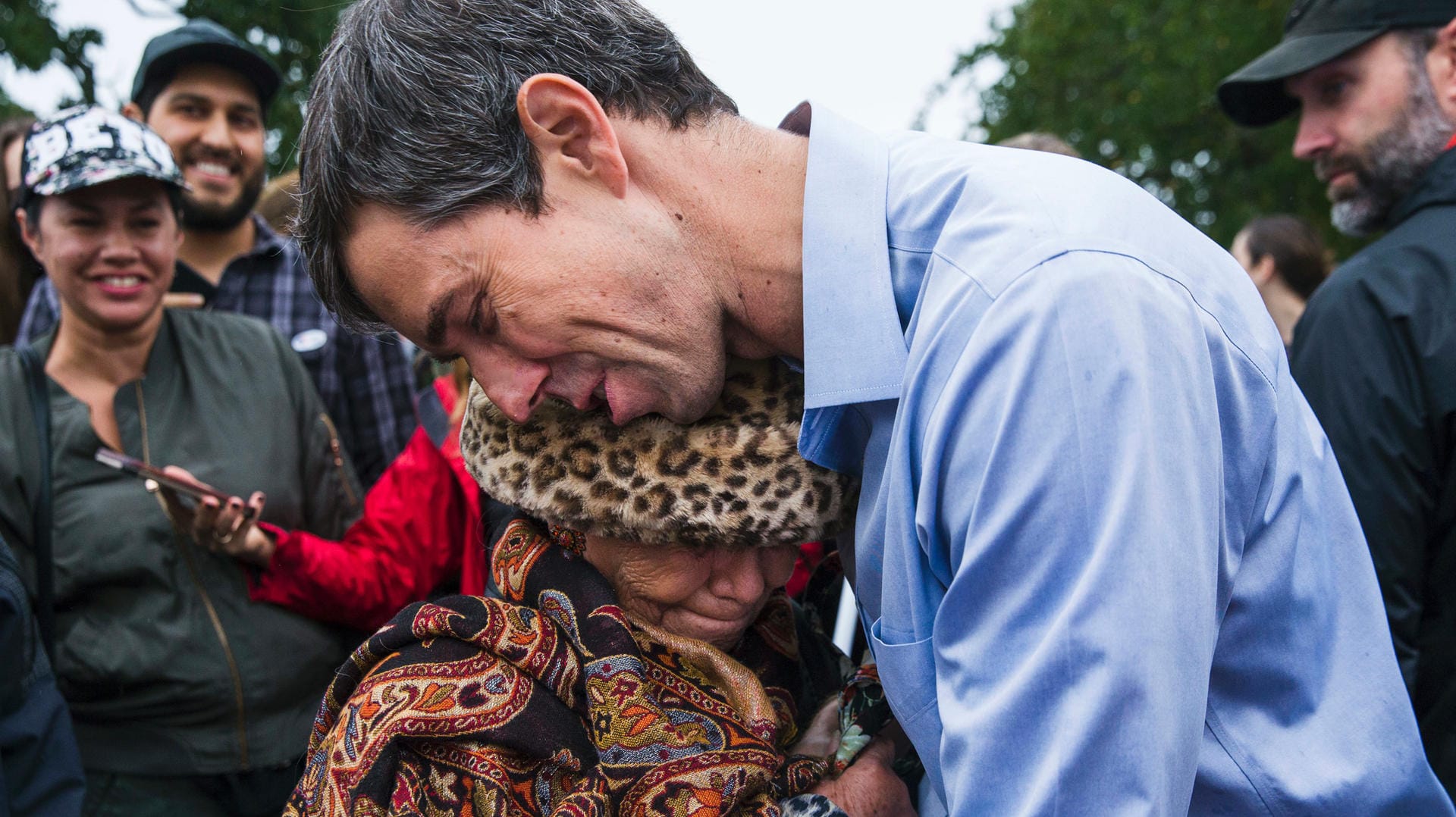 Kandidat zum Anfassen: Beto O'Rourke umarmt eine Anhängerin in Austin