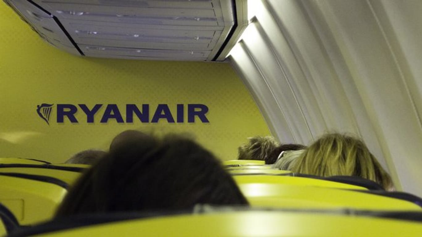 Auf einem Ryanair-Flug hatte ein Mann seine Sitznachbarin als "hässlichen schwarzen Bastard" beschimpft.