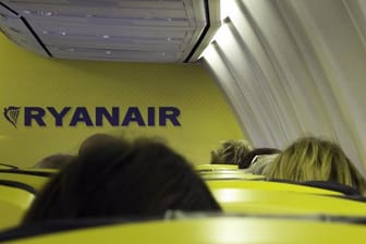 Auf einem Ryanair-Flug hatte ein Mann seine Sitznachbarin als "hässlichen schwarzen Bastard" beschimpft.