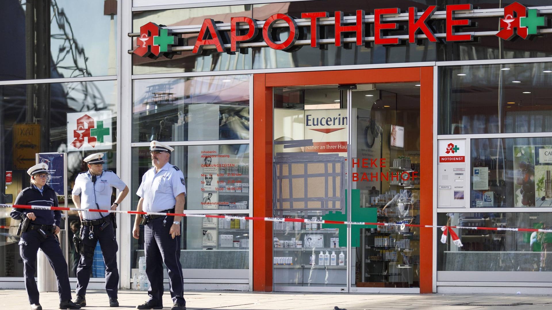 Polizisten stehen vor der Apotheke am Kölner Hauptbahnhof, wo die Geiselnahme stattfand: Erste Ermittlungserkenntnisse sprechen gegen einen islamistischen Hintergrund. Polizisten stehen vor der Apotheke am Kölner Hauptbahnhof, wo die Geiselnahme stattfand: Erste Ermittlungserkenntnisse sprechen gegen einen islamistischen Hintergrund.