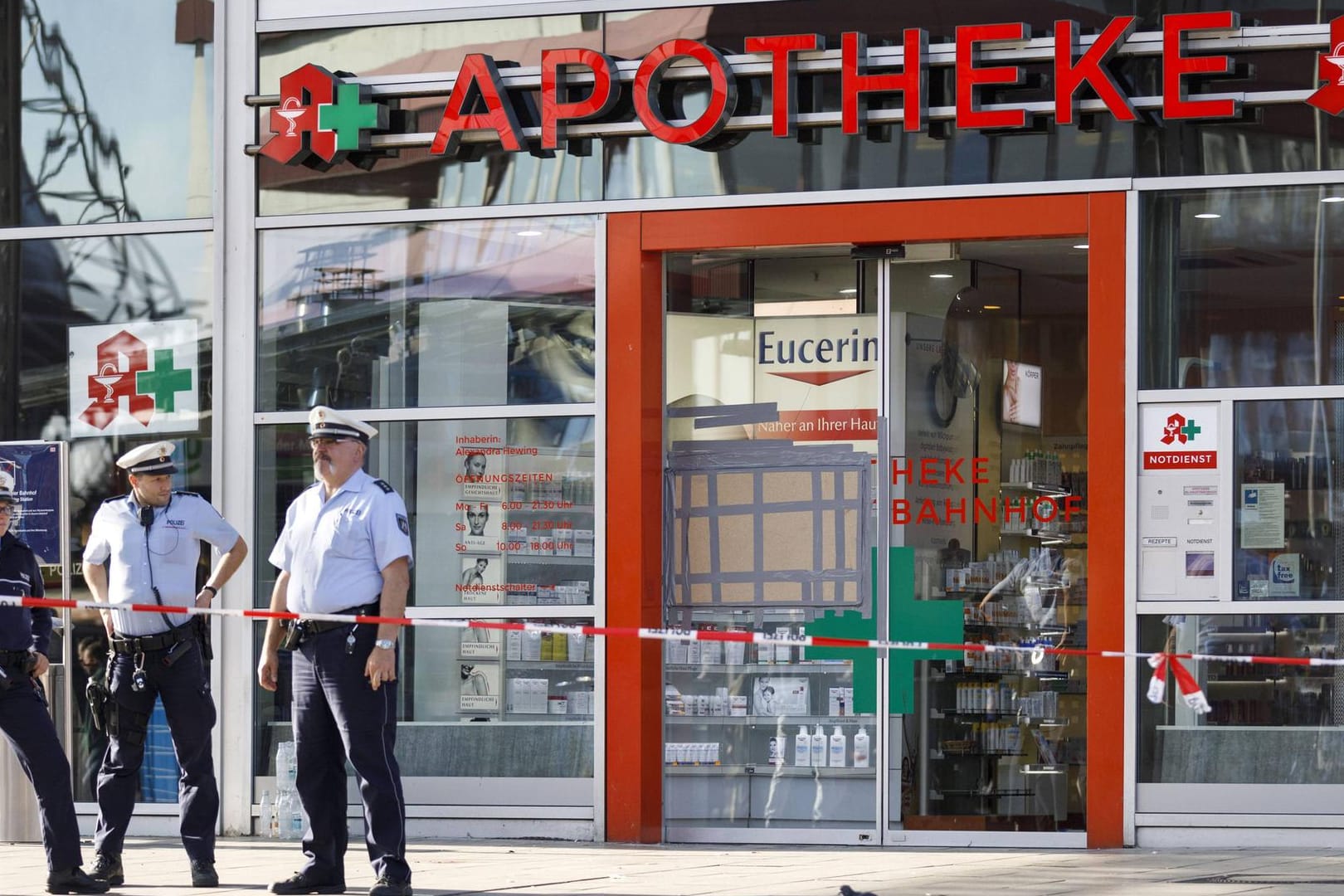 Polizisten stehen vor der Apotheke am Kölner Hauptbahnhof, wo die Geiselnahme stattfand: Erste Ermittlungserkenntnisse sprechen gegen einen islamistischen Hintergrund.