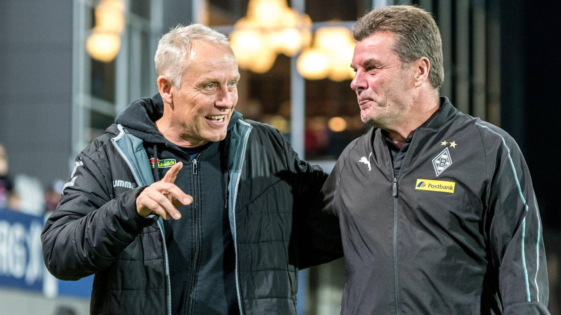 Christian Streich (l.) im Gespräch mit Dieter Hecking.