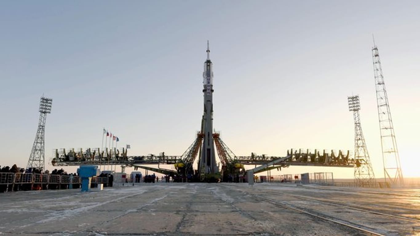Eine Sojus-Rakete wird für den Start im Weltraumbahnhof Baikonur vorbereitet.