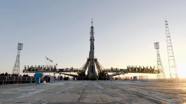 Eine Sojus-Rakete wird für den Start im Weltraumbahnhof Baikonur vorbereitet. Eine Sojus-Rakete wird für den Start im Weltraumbahnhof Baikonur vorbereitet.